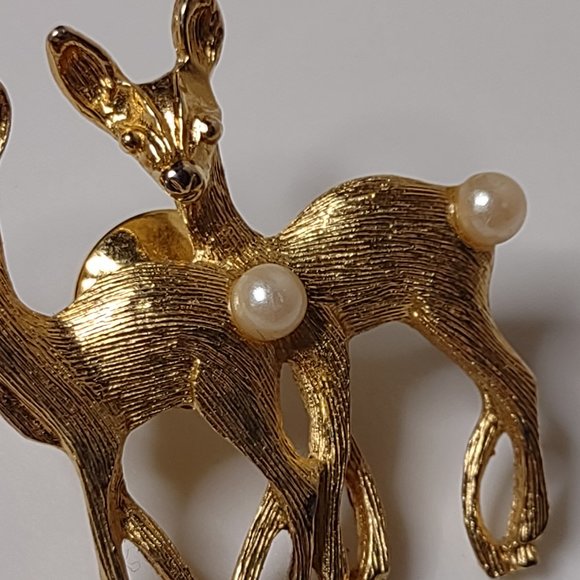 Gold Tone Deer Pin With Faux Pearl Tails - Picture 4 of 14